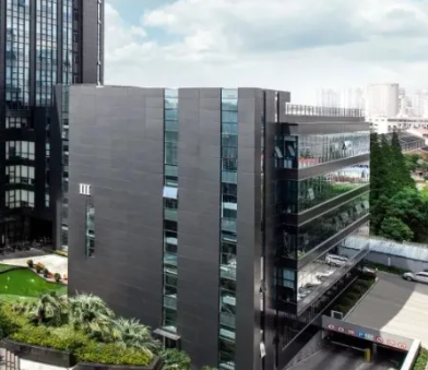 体育场地建设新趋势：环保型塑胶跑道材料的技术突破与应用分析