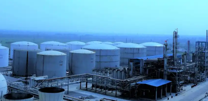 校园运动场地建设：塑胶跑道与硅PU球场的施工工艺对比分析